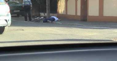 Stire din Eveniment : EXPERIMENT CAMERA ASCUNSĂ. Cum reacționează românii când văd un biciclist căzut pe stradă