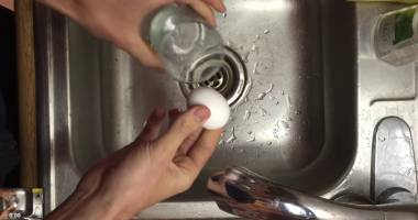 Stire din Diverse : VIDEO / Cum să decojești un ou cu ajutorul unui pahar