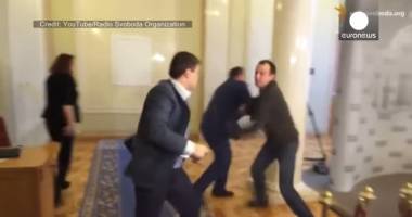Stire din Actualitate : VIDEO. BĂTAIE CA LA UȘA CORTULUI, CHIAR ÎN PARLAMENT