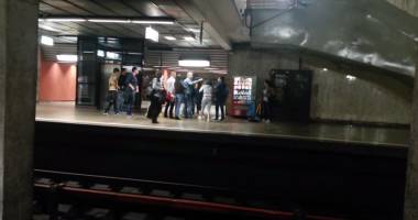 Stire din Eveniment : Video. Două tinere și-au împărțit pumni și picioare, în stație
