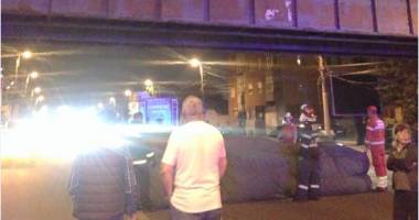 Stire din Eveniment : VIDEO. Trend suicidar? A blocat traficul timp de 40 de minute