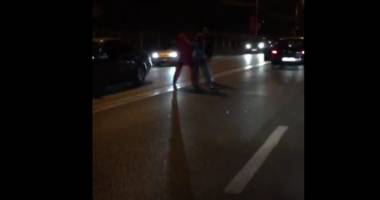 Stire din Eveniment : VIDEO! Bătaie în trafic, la Constanța! Doi șoferi și-au dat pumni și picioare, chiar în mijlocul străzii
