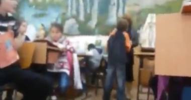 Stire din Eveniment : VIDEO. Caz revoltător! Un elev este bătut crunt în fața clasei, chiar de profesoara lui