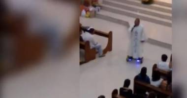 Video. Preot catolic, sancționat. Ce a făcut în timpul slujbei de Crăciun