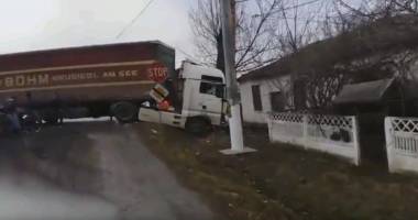 Stire din Eveniment : VIDEO. Grav accident rutier între un TIR și o mașină, la Constanța
