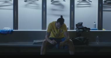 Stire din Sport : CLIPUL DE RĂMAS BUN. ZLATAN IBRAHIMOVIC SE RETRAGE DE LA NAȚIONALA SUEDIEI