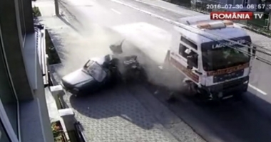VIDEO. ACCIDENT RUTIER ȘOCANT. DACIE SPULBERATĂ DE TIR