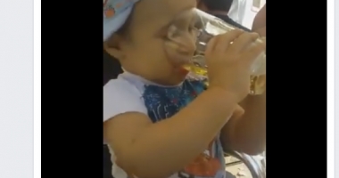 Stire din Social : REVOLTĂTOR! COPIL DE TREI ANI, PUS DE PROPRIUL TATĂ SĂ FUMEZE ȘI SĂ BEA ALCOOL - VIDEO