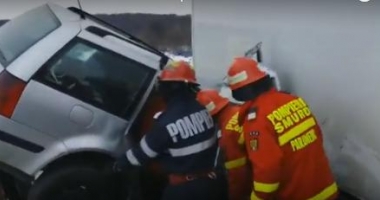 VIDEO. GRAV ACCIDENT RUTIER. O mașină a intrat sub un camion, două persoane încarcerate
