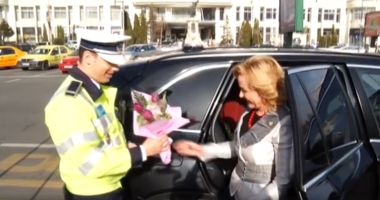 Stire din Eveniment : VIDEO. REGIE DE PROST GUST / Șefa Afacerilor Interne, oprită "din greșeală" de polițiști