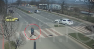 IMAGINI VIDEO ȘOCANTE! Copil de nouă ani, spulberat de pe trotuar, de un microbuz