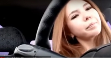 Stire din Actualitate : VIDEO TRAGIC / Distrasă de un mesaj primit pe Facebook, o tânără a murit izbită cu mașina în autobuz