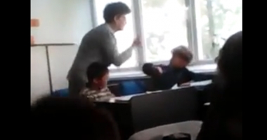 Stire din Social : VIDEO REVOLTĂTOR! ELEVI DE CLASA A III-A, BĂTUȚI CRUNT DE ÎNVĂȚĂTOARE: "Și-a permis să tragă în copii ca într-un sac de cartofi"