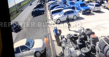 Stire din Eveniment : VIDEO / CLIPE TERIBILE PENTRU DOI TINERI AFLAȚI PE O MOTOCICLETĂ. S-AU IZBIT PUTERNIC DE O MAȘINĂ CARE ÎNCERCA SĂ PARCHEZE