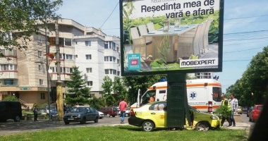 Stire din Eveniment : Accident la Constanța. TAXI PROIECTAT ÎNTR-UN PANOU PUBLICITAR, după ce un tânăr șofer NU A OPRIT LA STOP