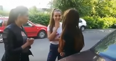 Stire din Social : VIDEO ÎNGROZITOR / ELEVĂ BĂTUTĂ, UDATĂ ȘI ÎNGENUNCHIATĂ DE COLEGI. Filmarea a ajuns pe Internet