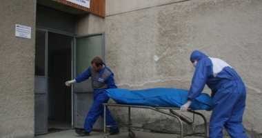 Stire din Eveniment : TRAGEDIE LA ȘCOALĂ! Un ELEV de 9 ani a murit în timpul orei de educație fizică. De la dosar lipsea adeverința care să ateste că e apt pentru sport!