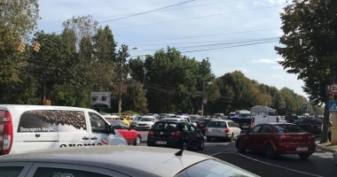 Accident între 3 autoturisme, pe bulevardul Alexandru Lăpușneanu. Traficul este îngreunat - 4