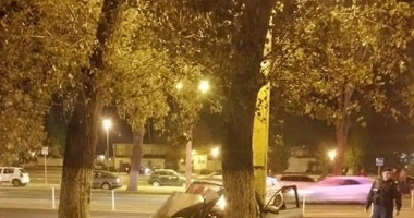 GRAV ACCIDENT RUTIER ÎN MAMAIA! O MAȘINĂ S-A ÎNFIPT ÎNTR-UN COPAC. DOUĂ VICTIME