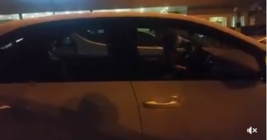 FETIȚE LĂSATE SINGURE ÎN MAȘINĂ, ÎN PARCAREA DE LA SUPERMARKET, cu cheile în contact. Una dintre ele a pornit motorul - 2