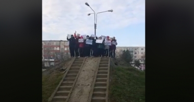 Stire din Social : VIDEO / COPIII DIN CONSTANȚA ÎȘI APĂRĂ DREPTUL DE A AVEA LOCURI DE JOACĂ: "Nu ne distrugeți copilăria!"