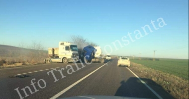 GALERIE FOTO / Accident grav la Constanța. Impact teribil între o cisternă și o basculantă. O persoană este încarcerată - 2