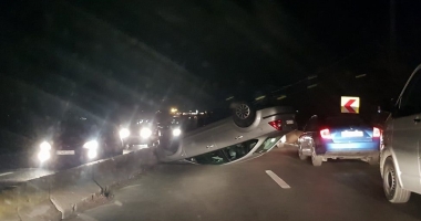 Stire din Eveniment : GALERIE FOTO / ACCIDENT RUTIER ÎN LAZU! TRAFIC BLOCAT DE MINUTE BUNE