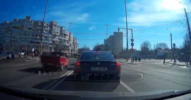 Stire din Eveniment : VIDEO HALUCINANT! ȘOFER FILMAT ÎN TIMP CE "ZBURA" PE ROȘU, PE CONTRASENS, PRINTRE PIETONI