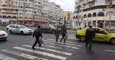 Stire din Eveniment : VIDEO. LEGEA JUNGLEI, ZI DE ZI, ÎNTR-O INTERSECȚIE DIN CONSTANȚA: "Numărați câte amenzi ați da și câte permise suspendate ați avea la fiecare două minute"