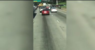 PARANOIA ÎN TRAFIC! Cum și-a ajustat un șofer mașina ca nimeni să nu se apropie de el