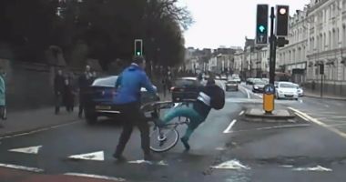 Stire din Eveniment : VIDEO. PE CÂND ȘI LA NOI SPIRIT CIVIC? Biciclist înarmat cu un cuțit, pus la pământ de trecători. Fugea de Poliție!