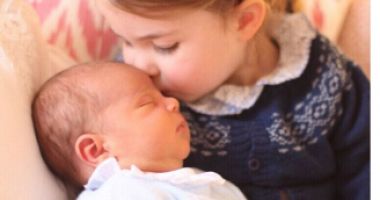BEBELUȘUL REGAL. Primele imagini oficiale cu prințul Louis, fotografiat alături de prințesa Charlotte - 2
