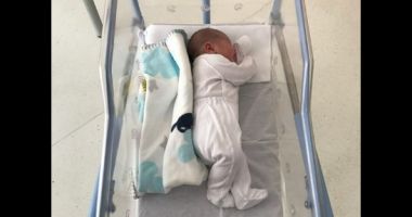 Stire din Monden : Cum o cheamă pe fiica Elenei Băsescu? Bunicul Traian a postat primele poze