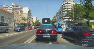 Stire din Eveniment : VIDEO / Șofer filmat coborând din mașină la o trecere de pietoni ca să ajute o persoană cu handicap