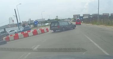 Stire din Eveniment : VIDEO INCREDIBIL! O mașină de pompe funebre a pierdut mortul într-un sens giratoriu din Constanța