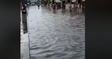 Stire din Social : VIDEO. Cum arată promenada din Mamaia după o ploaie torențială. Marea s-a mutat pe șosea