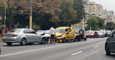 GALERIE FOTO. IMPACT FRONTAL ÎNTRE UN TAXI ȘI UN BMW, LA TROCADERO - 2