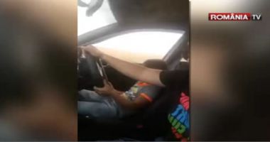 INCONȘTIENȚĂ MAXIMĂ! Copil de 7 ani, la volan, transmite LIVE pe Facebook!