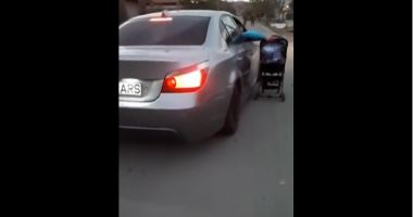 SCENE INCREDIBILE! Bebeluș în cărucior, plimbat pe lângă o mașină aflată în mers! - 2