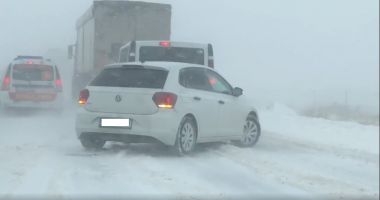 IARNA FACE RAVAGII PE A2! Mașini răstunate în afara carosabilului - VIDEO