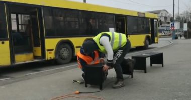 Se montează bănci în stațiile RATC