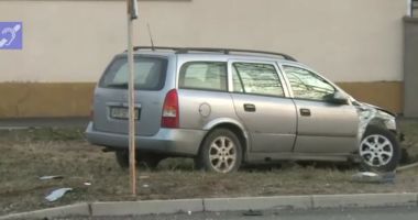 Stire din Eveniment : VIDEO ȘOCANT! Accident grav, după ce o șoferiță nu a acordat prioritate. Un mort și doi răniți