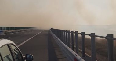 Stire din Eveniment : Atenție, șoferi! Vizibilitate scăzută pe A2, din cauza unui incendiu la miriște