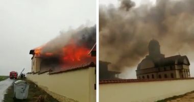 Stire din Eveniment : VIDEO / INCENDIU DE PROPORȚII. ARDE MĂNĂSTIREA DIN 23 AUGUST! Zeci de pompieri, în acțiune