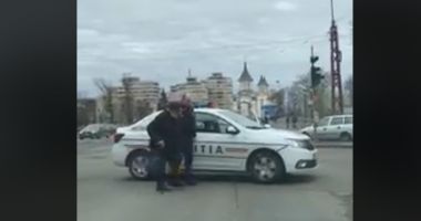 Stire din Eveniment : VIDEO. Un polițist a oprit traficul într-o intersecție aglomerată pentru a ajuta un bătrân să traverseze