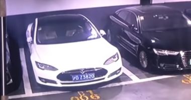 Stire din Auto : VIDEO. Momentul în care o mașină Tesla explodează brusc într-o parcare