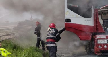 Arde un camion încărcat cu cereale, la intrare în Portul Agigea