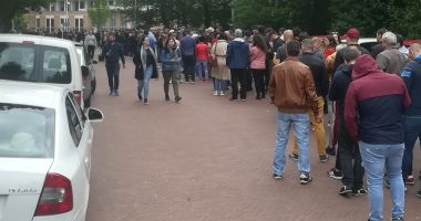 Stire din Politică-Administrație : VIDEO. Românii au luat cu asalt secția de votare de la Haga. "Vom sta la coadă cât este nevoie"