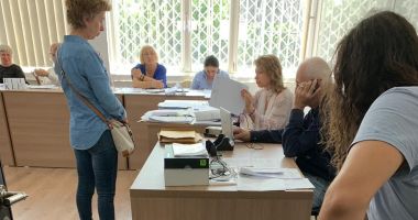 Stire din Eveniment : Sistemul de vot, blocat la secția de votare de la Liceul Traian
