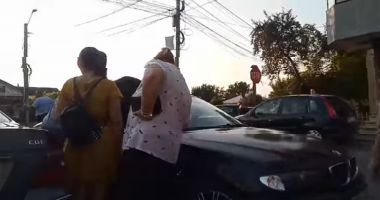 Stire din Eveniment : VIDEO. Copil lăsat în mașina încinsă, în timp ce familia era la cumpărături! Șoferul, amendat pentru parcare neregulamentară